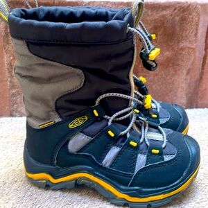Size 10 keens snow boots EUC